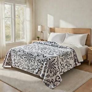 Cozy Queen Size Blanket - Plush & Warm with Vibrant Colors, Big Flower Brown